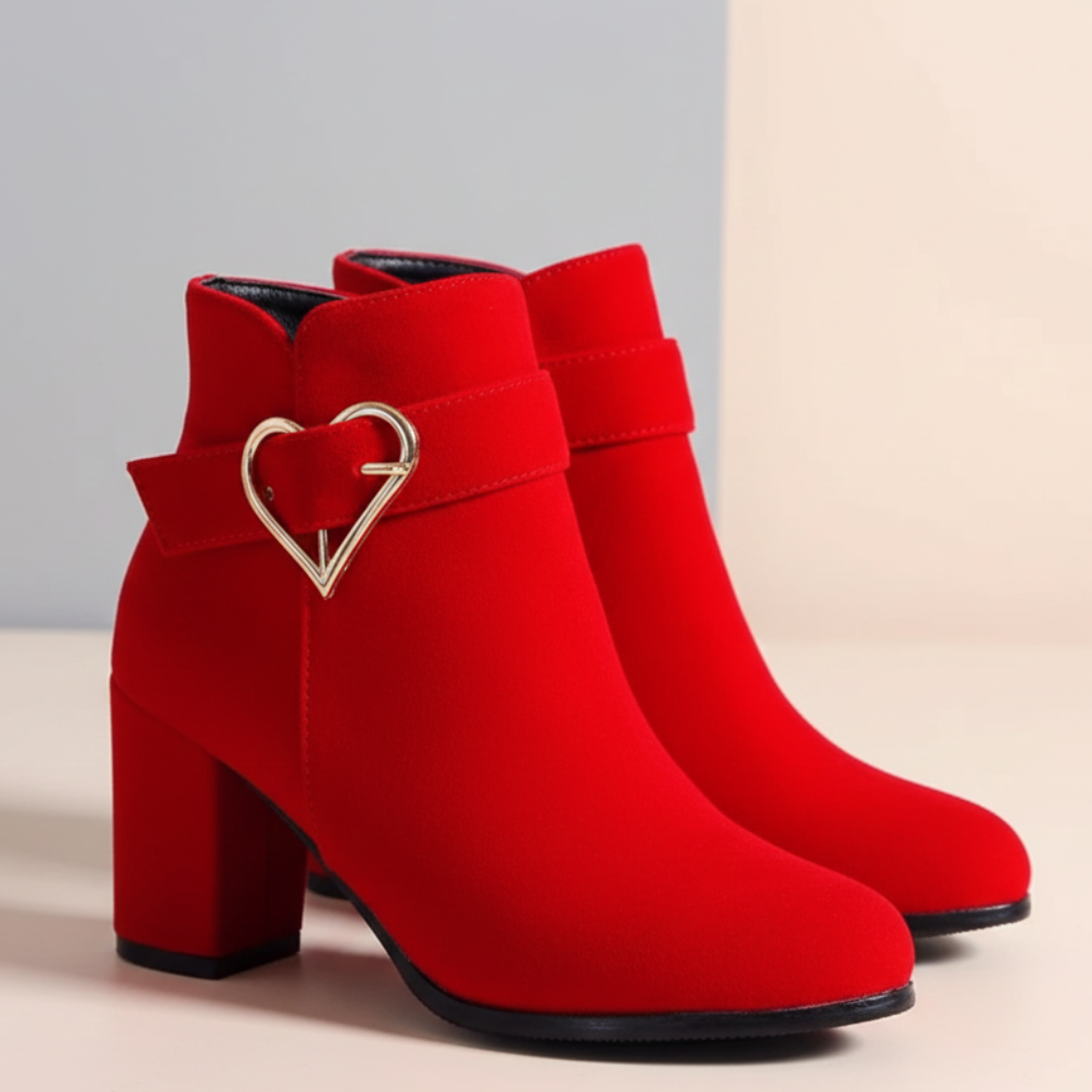 Aveline – Stivaletti effetto scamosciato con fibbia a cuore