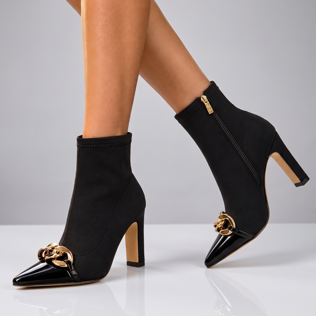 Danielle – Stivaletti a punta con catena decorativa