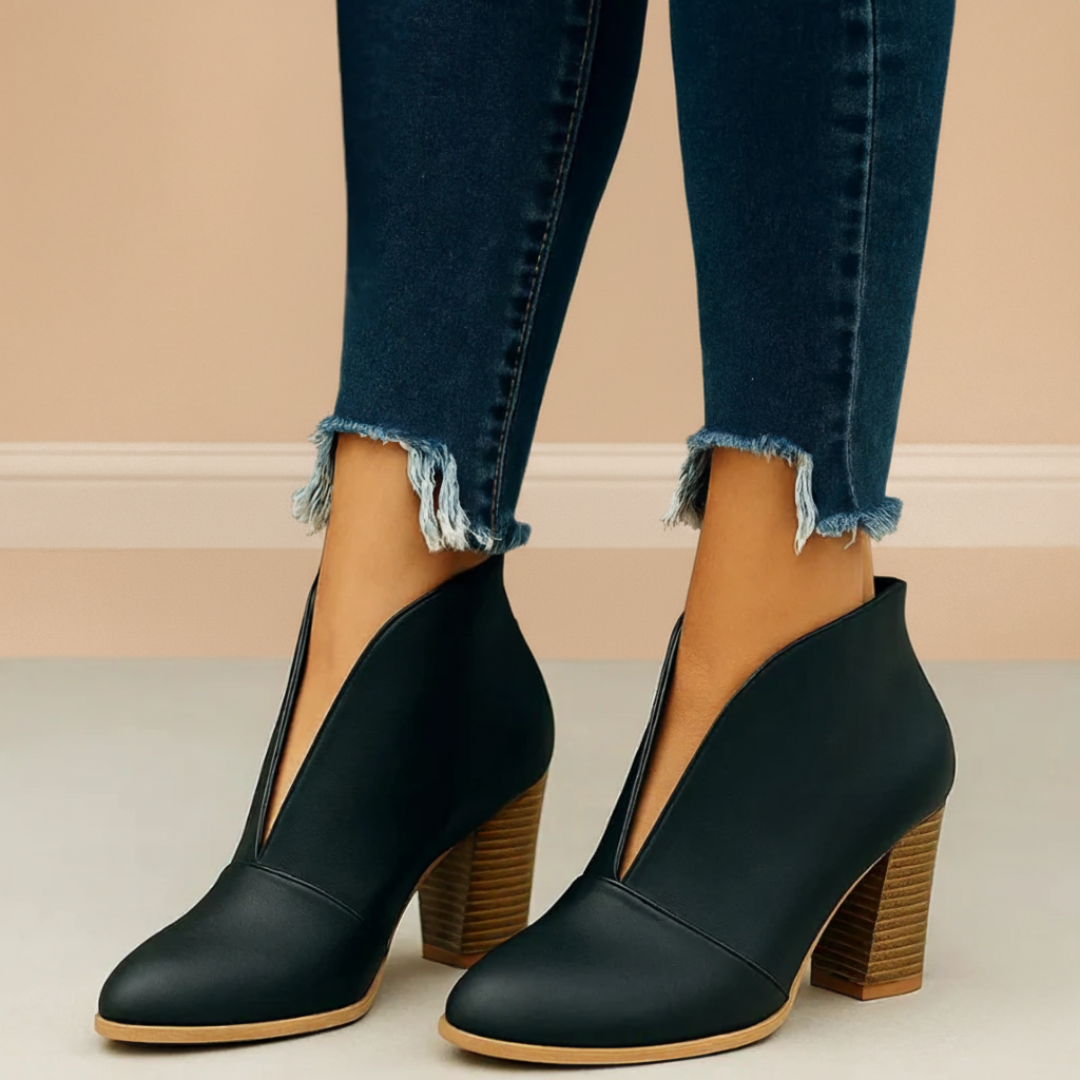 Sienna – Stivaletti con scollo a V e tacco impilato