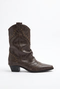 Stivaletto western da donna color caffè con borchie, vista laterale