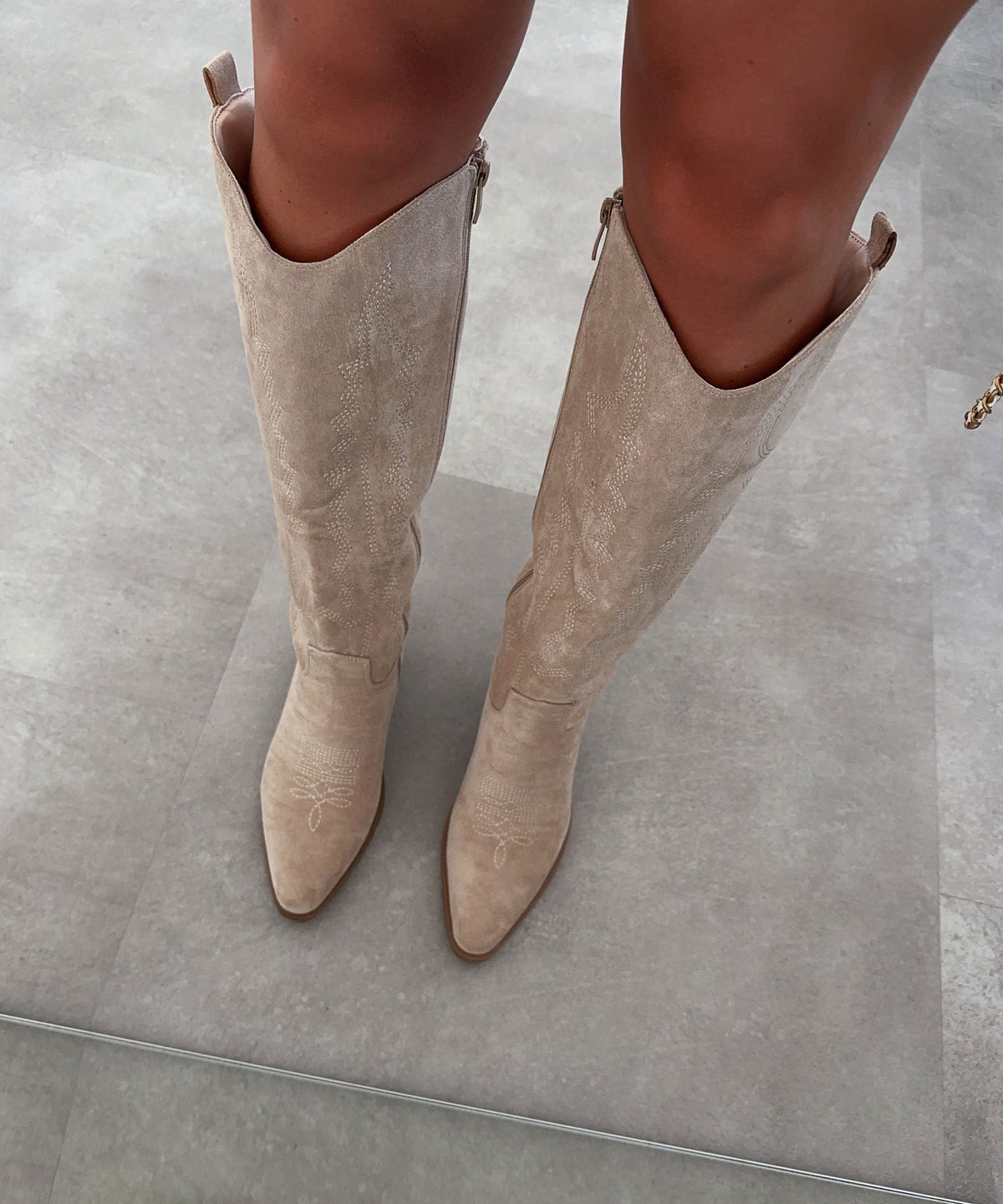 Selenay | Stivali cowboy alti effetto scamosciato beige