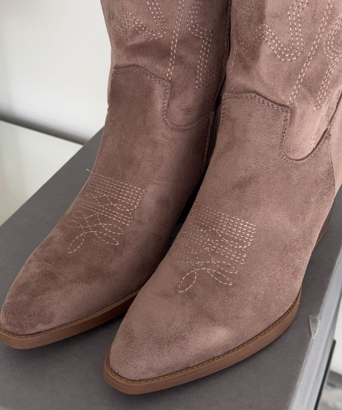 Selenay | Stivali cowboy alti effetto scamosciato tortora