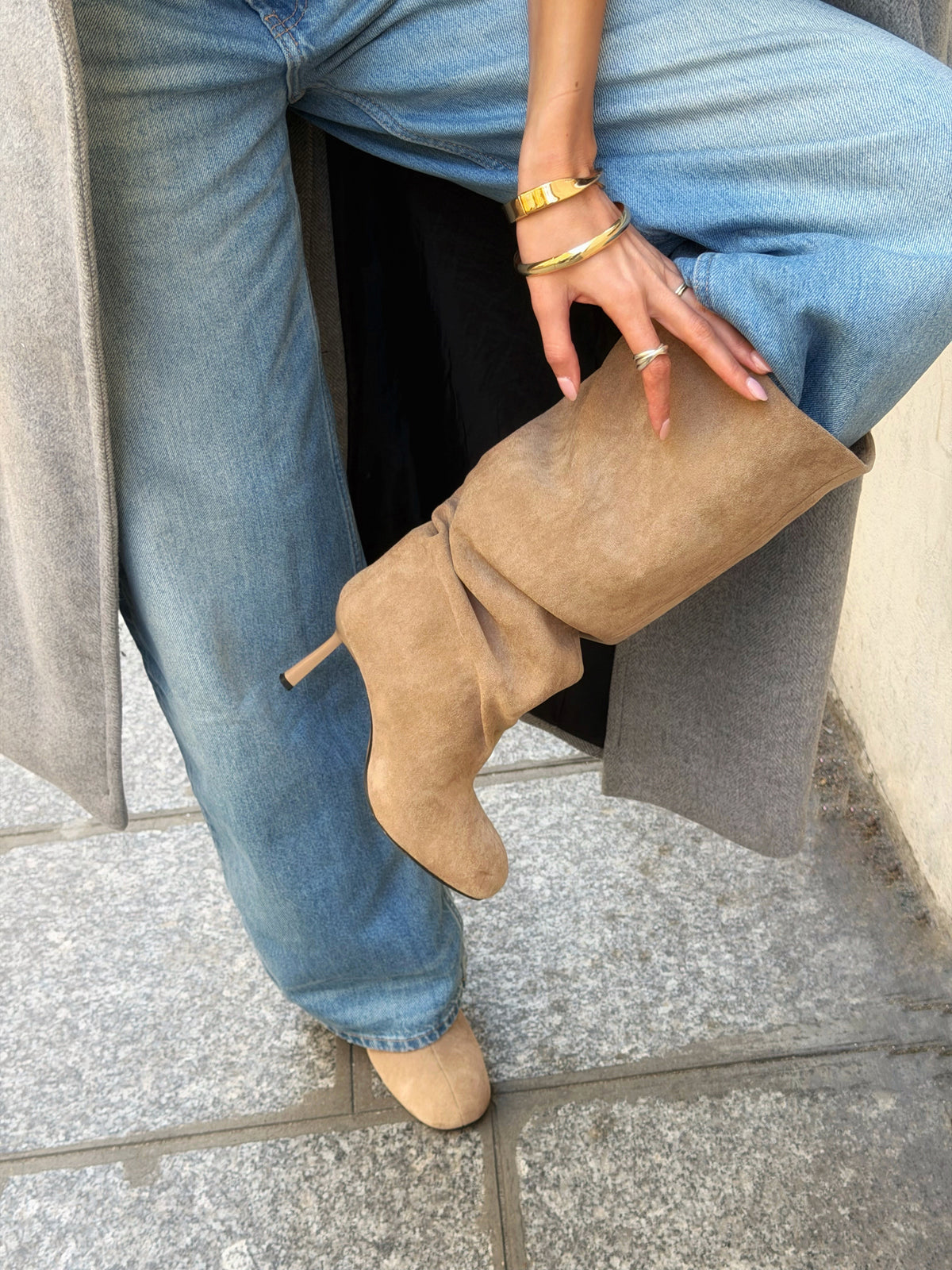 Stivali alti kaki effetto scamosciato con punta tonda – Camélia