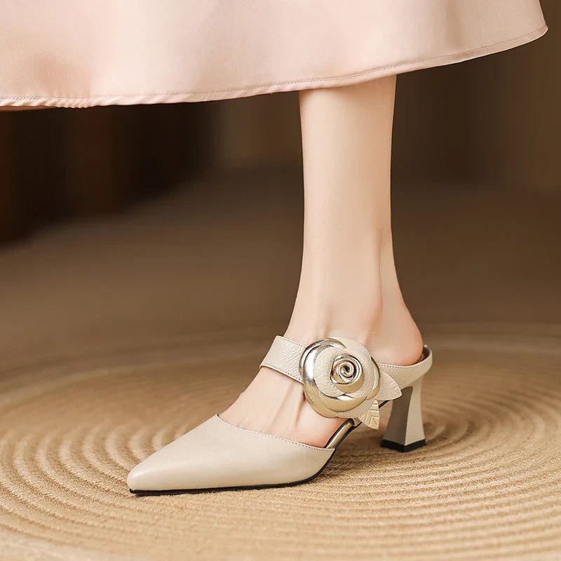 Pina | Mules in vera pelle con rosa applicata