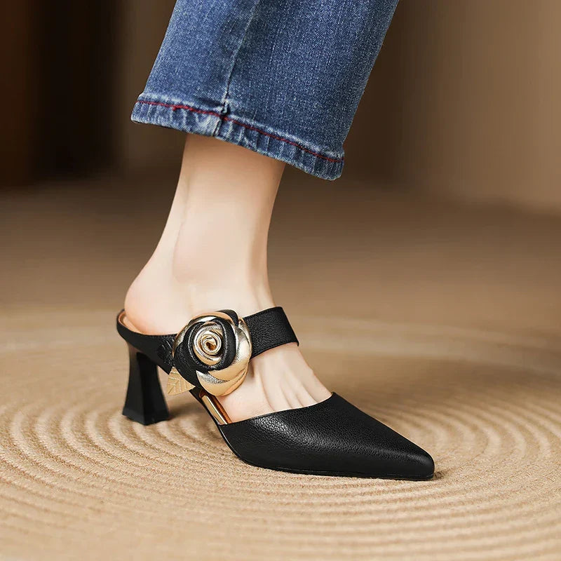 Pina | Mules in vera pelle con rosa applicata