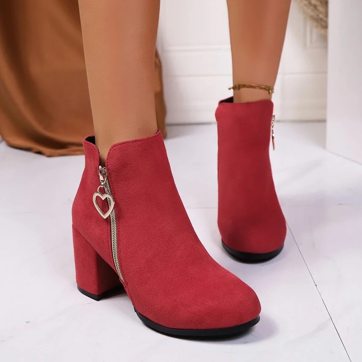 Celeste – Stivali effetto scamosciato con charm a cuore