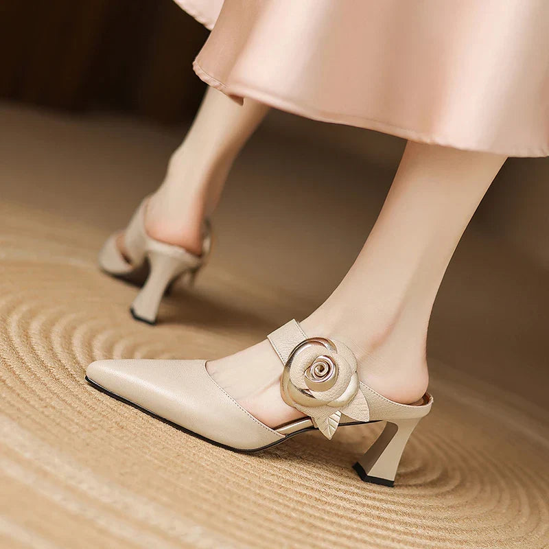 Pina | Mules in vera pelle con rosa applicata