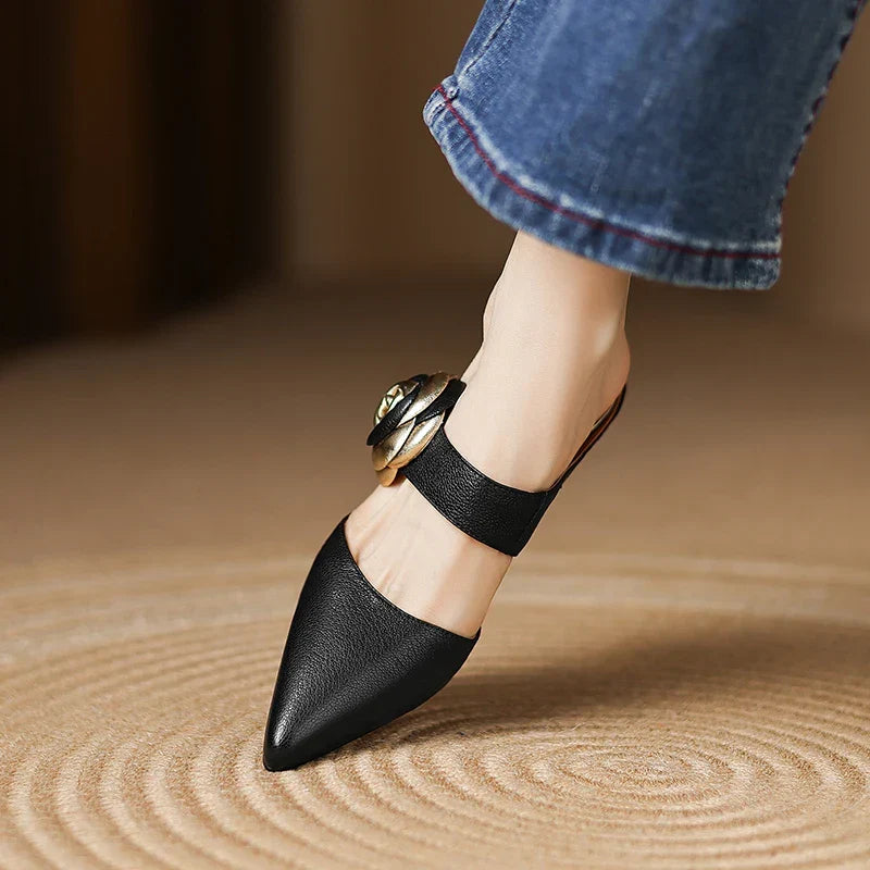 Pina | Mules in vera pelle con rosa applicata