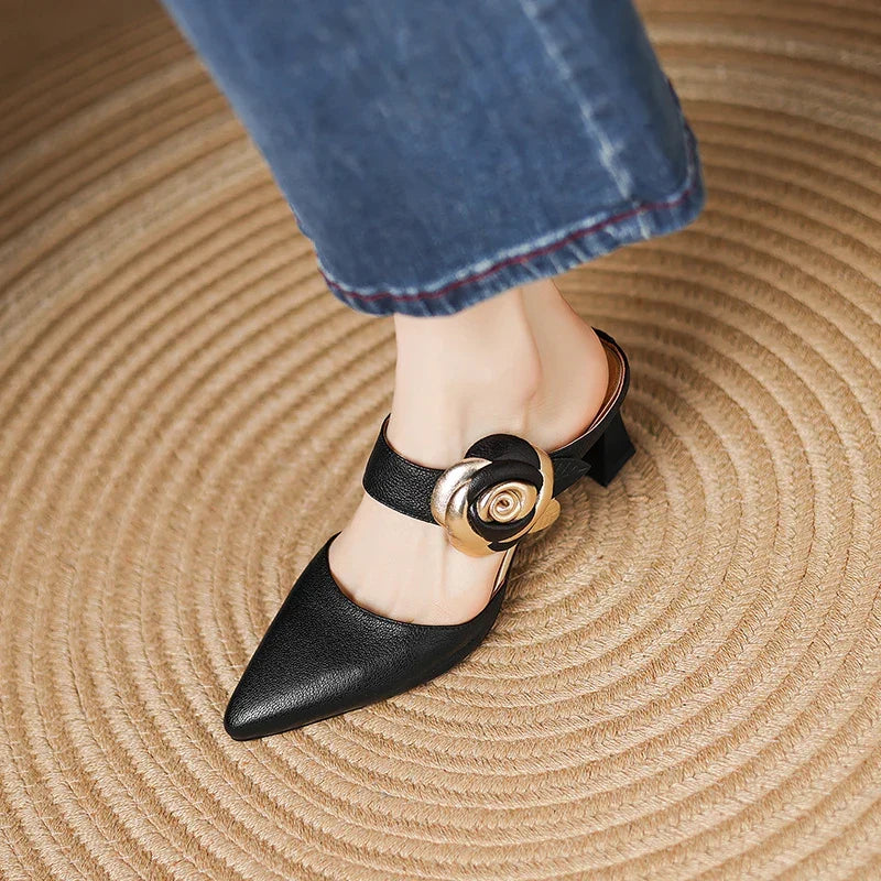 Pina | Mules in vera pelle con rosa applicata
