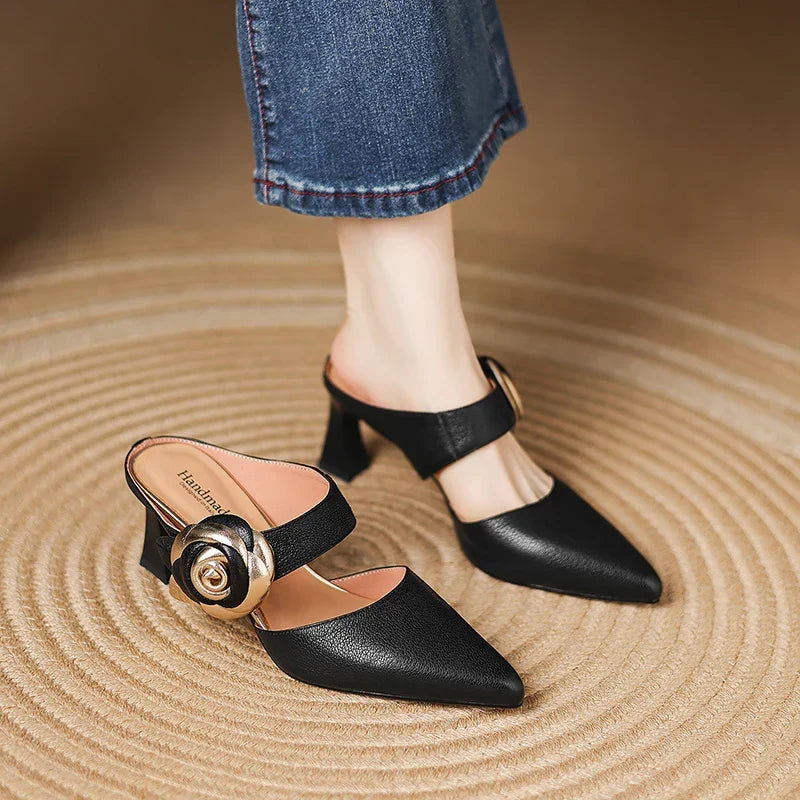 Pina | Mules in vera pelle con rosa applicata