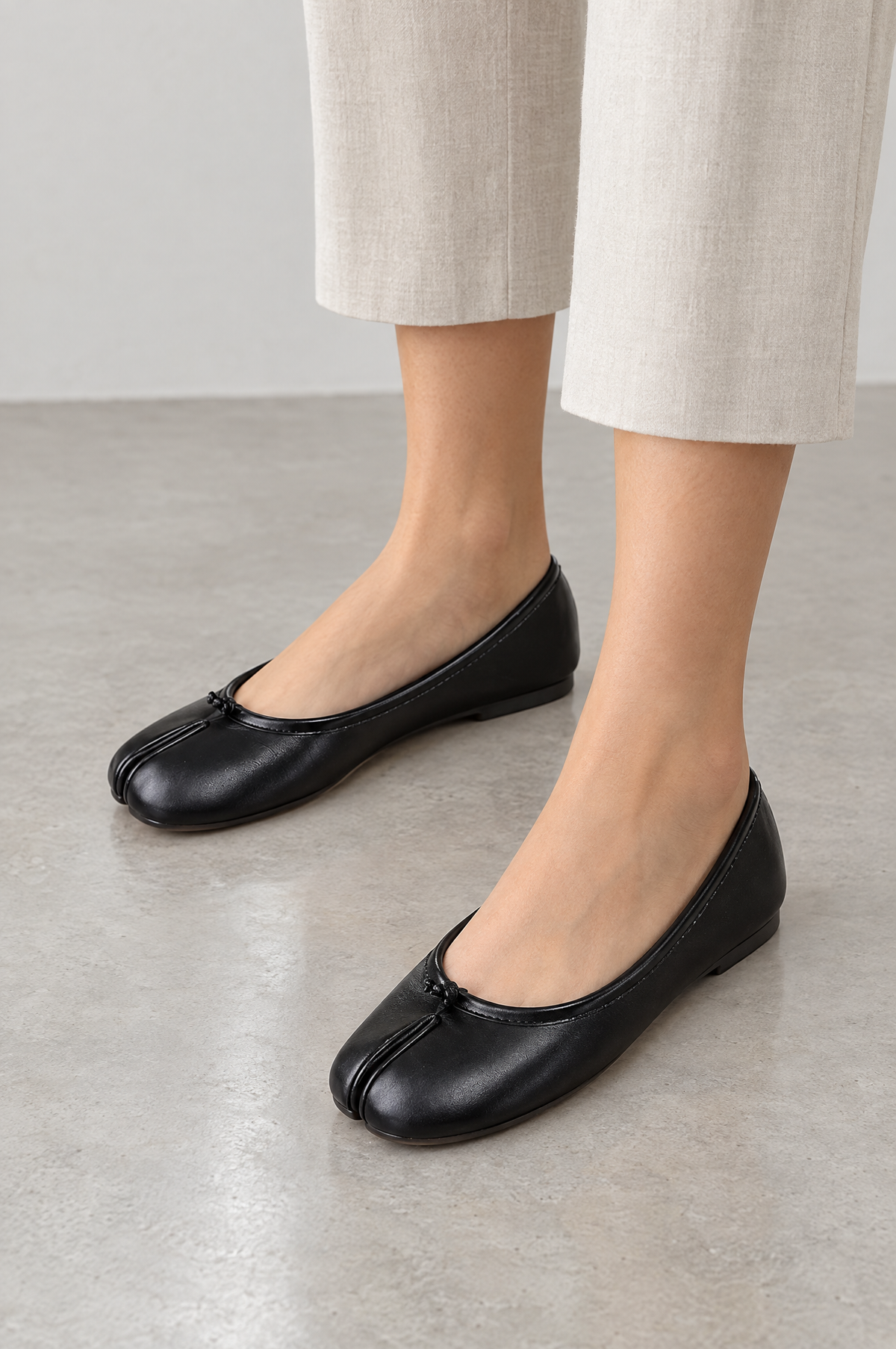 Ballerine tabi nere indossate