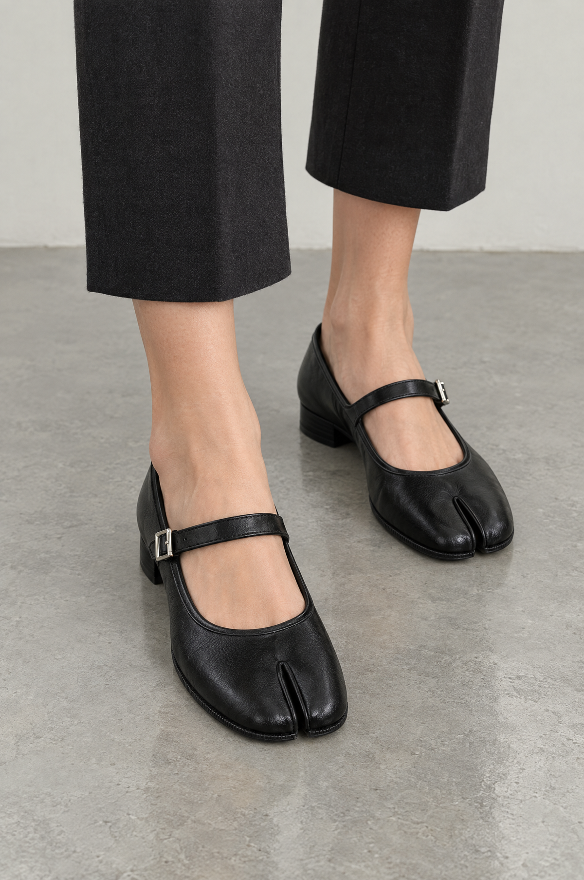 Ballerine tabi Mary Jane nere indossate