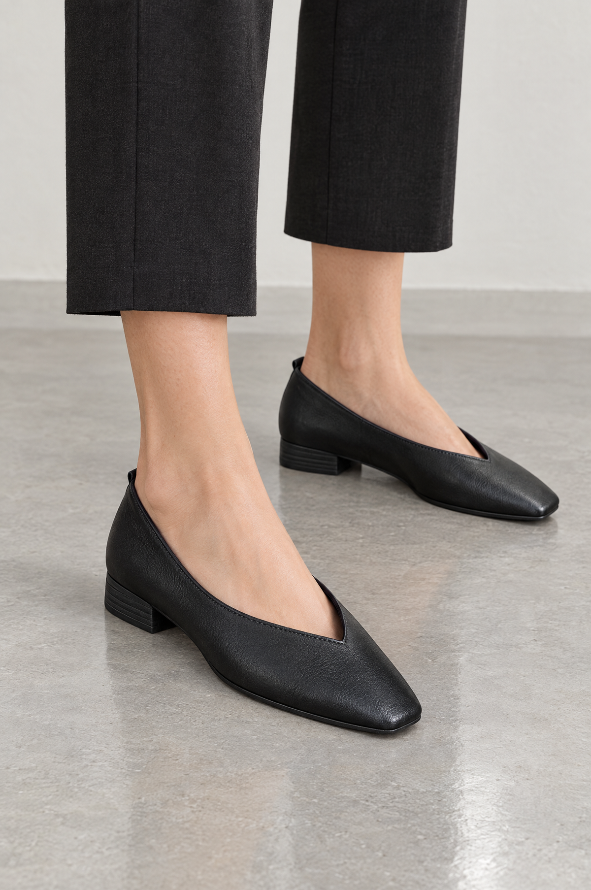 Ballerine nere indossate