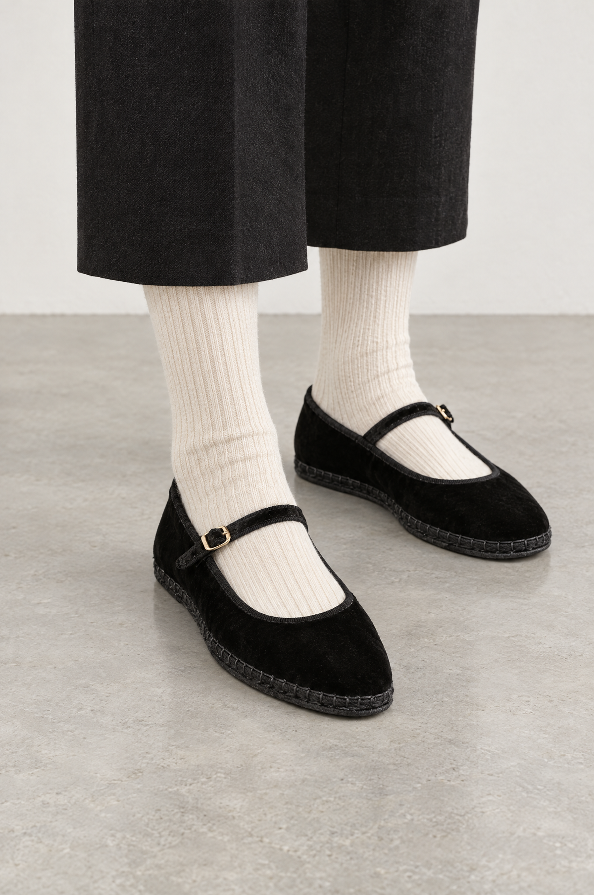 Ballerine in velluto nere indossate